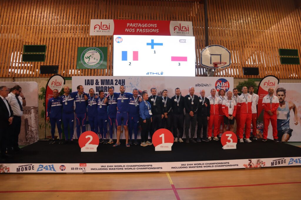 Suomen joukkue korkeimmalla korokkeella